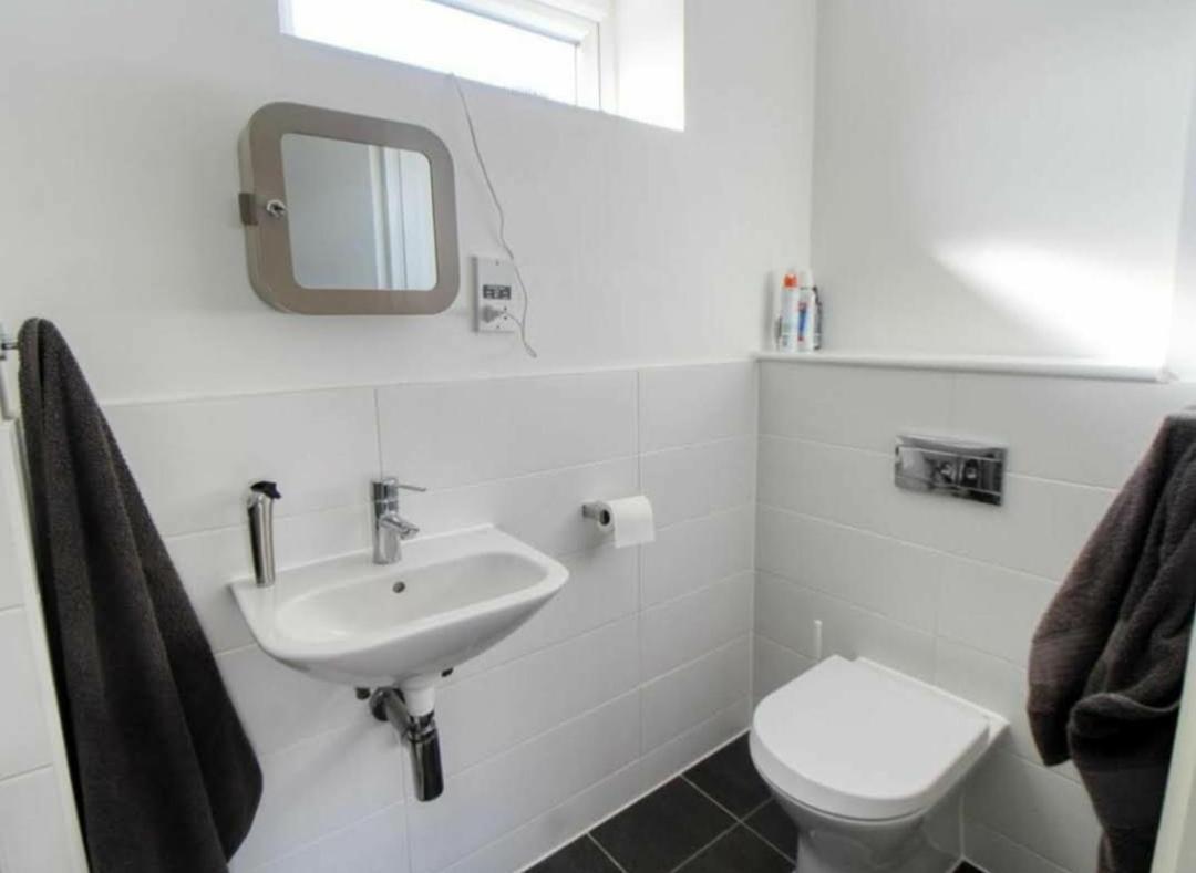 קולצ'סטר Cheerful House, Private Room And Private Shower/ Toilet. Comfortable King Size Mattress מראה חיצוני תמונה